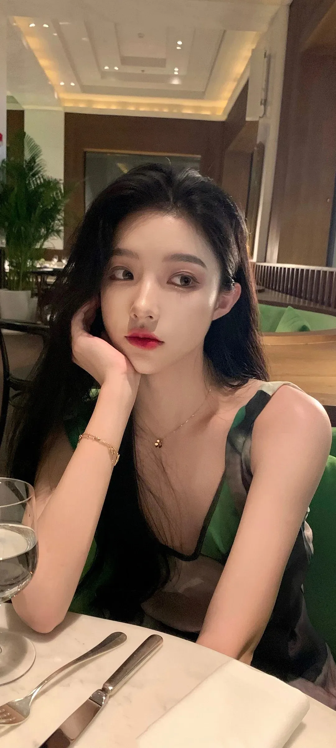 楚楚动人的 小姐姐高清肖像 照片 手机锁屏壁纸