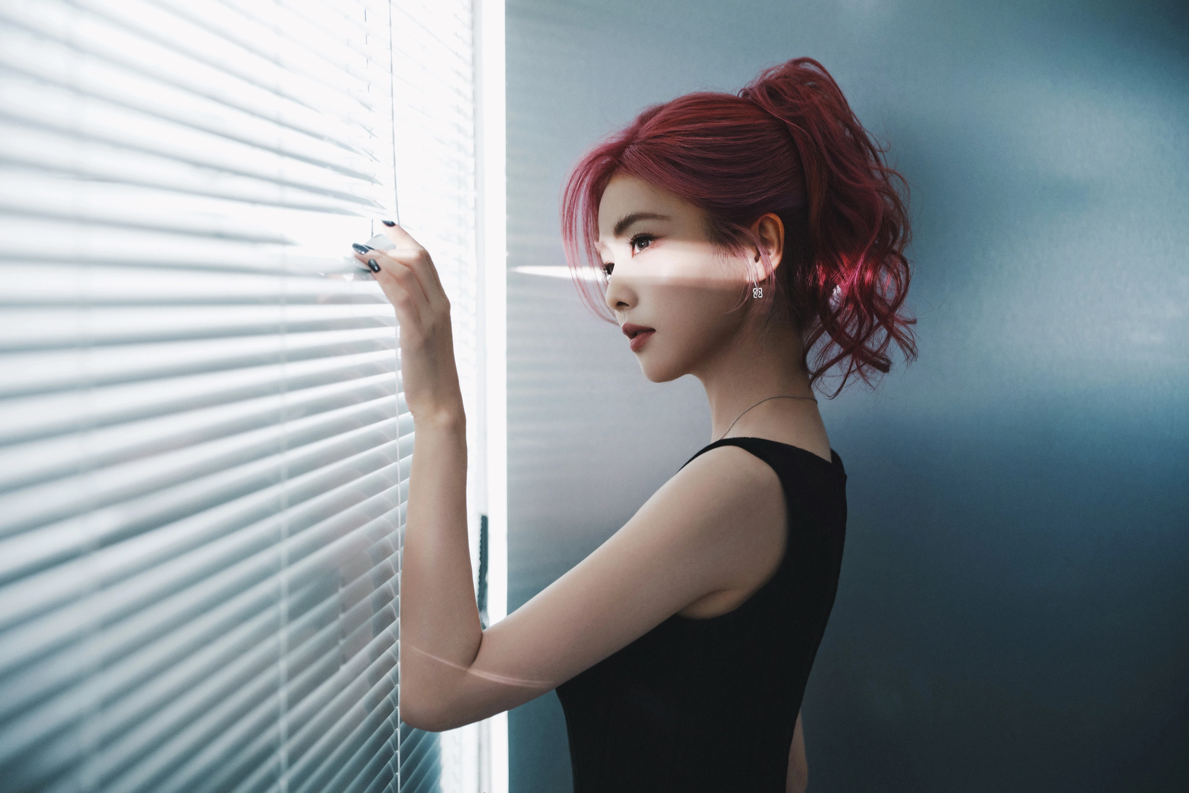 2K壁纸 高冷御姐的 美女人像 高清人像 壁纸图片