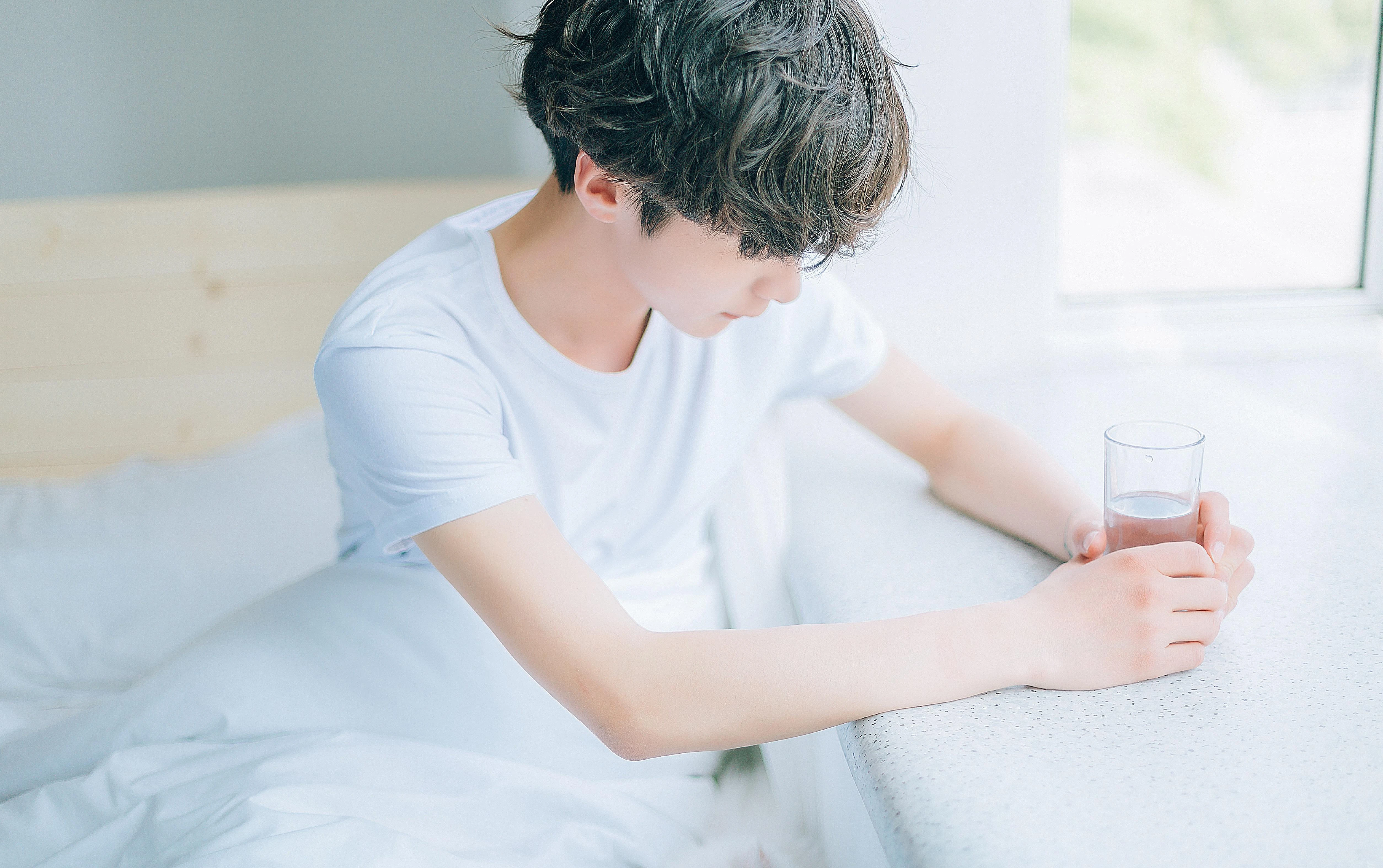 英俊潇洒的 俊朗帅哥 男士肖像 4K高品质 锁屏图片