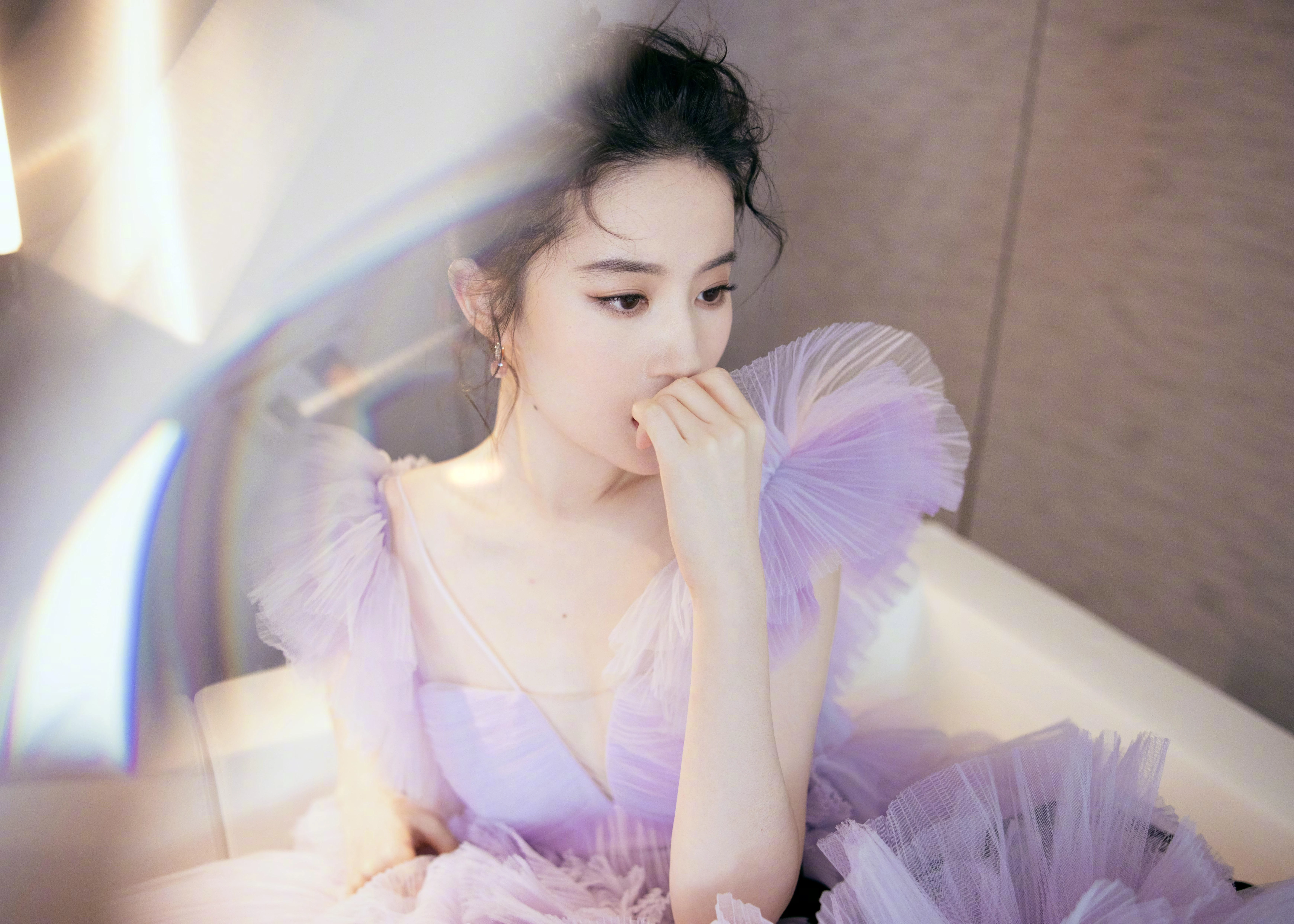 优雅大方的 中国女艺人 明星高清肖像 4K极致清晰  PC屏保