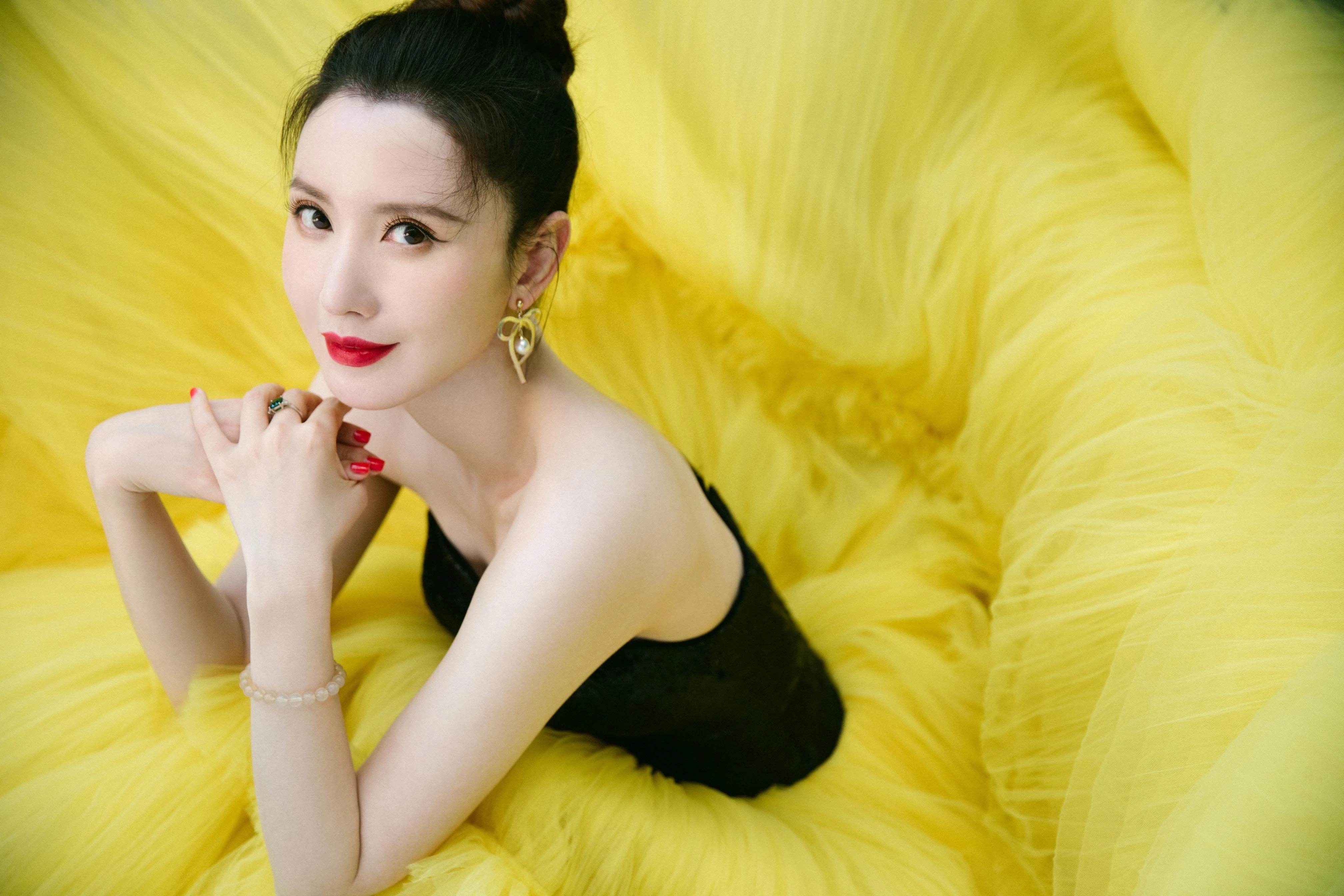 靓丽迷人的 国内女艺人 女艺人写真 4K高品质 锁屏图片