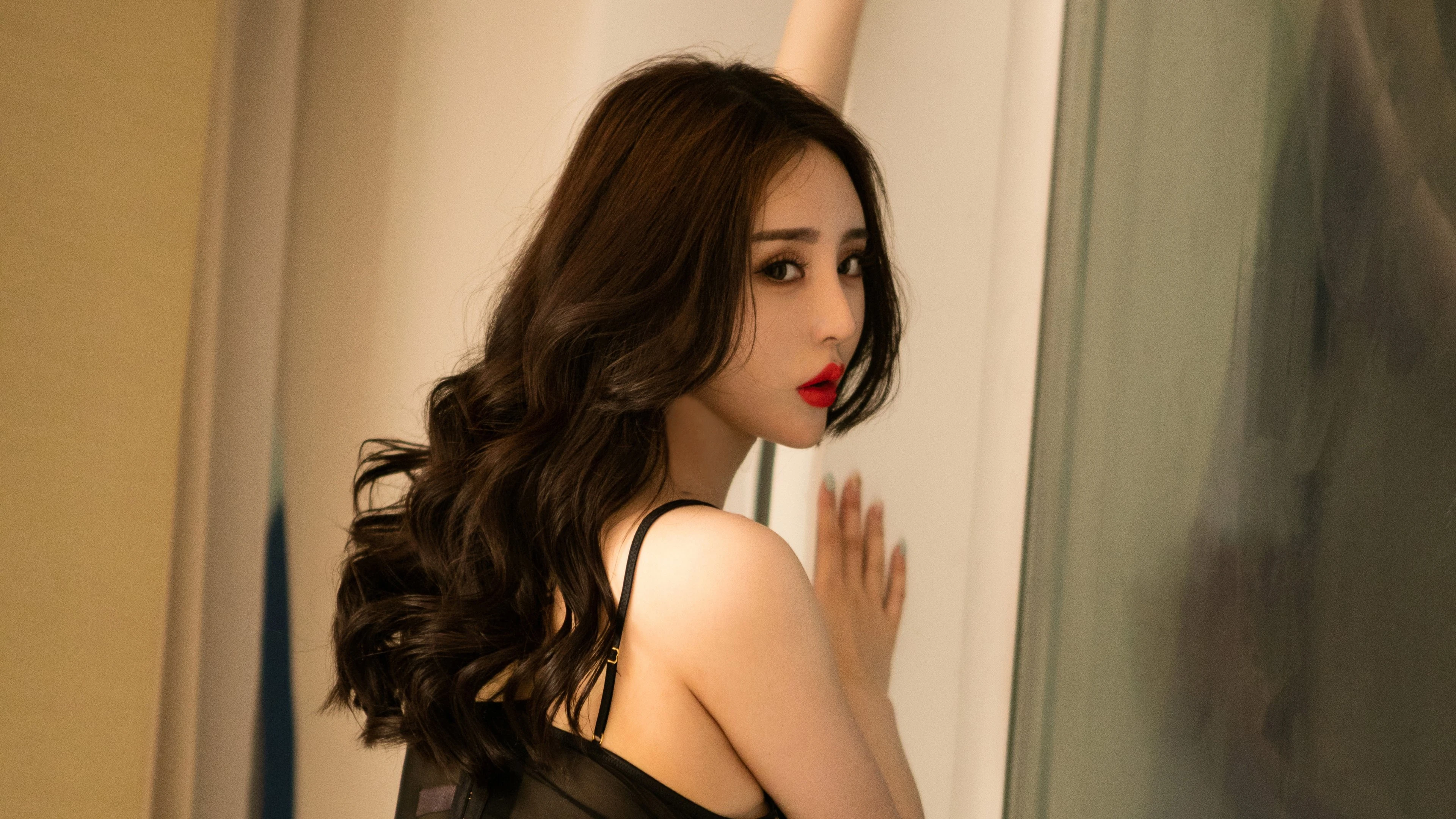 五官精致的 国产美女 高清脸部写真 超清晰4K 桌面锁屏