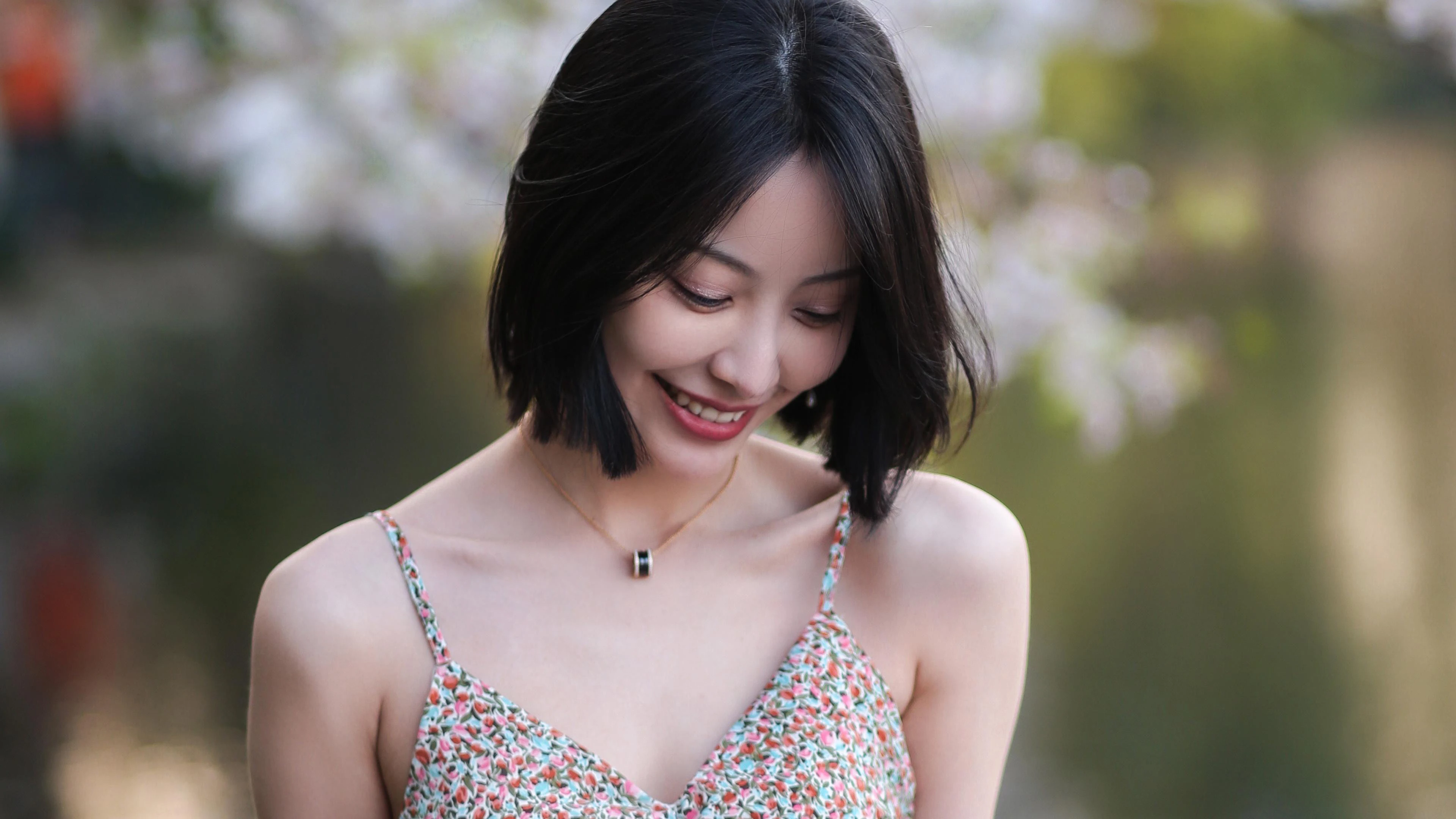 五官精致的 国产美女 高清脸部写真 超清晰4K 桌面锁屏