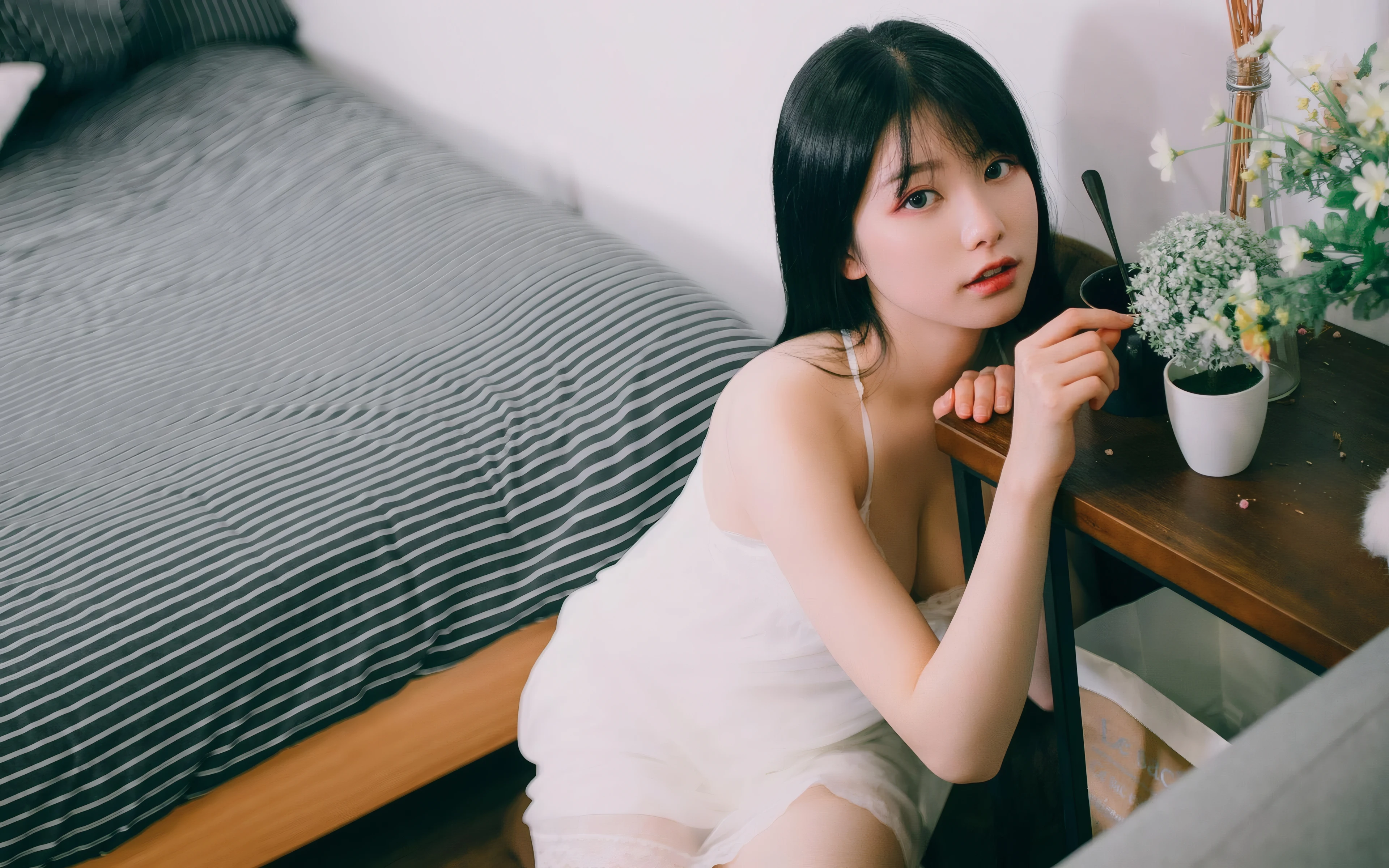 五官精致的 国产美女 高清脸部写真 超清晰4K 桌面锁屏