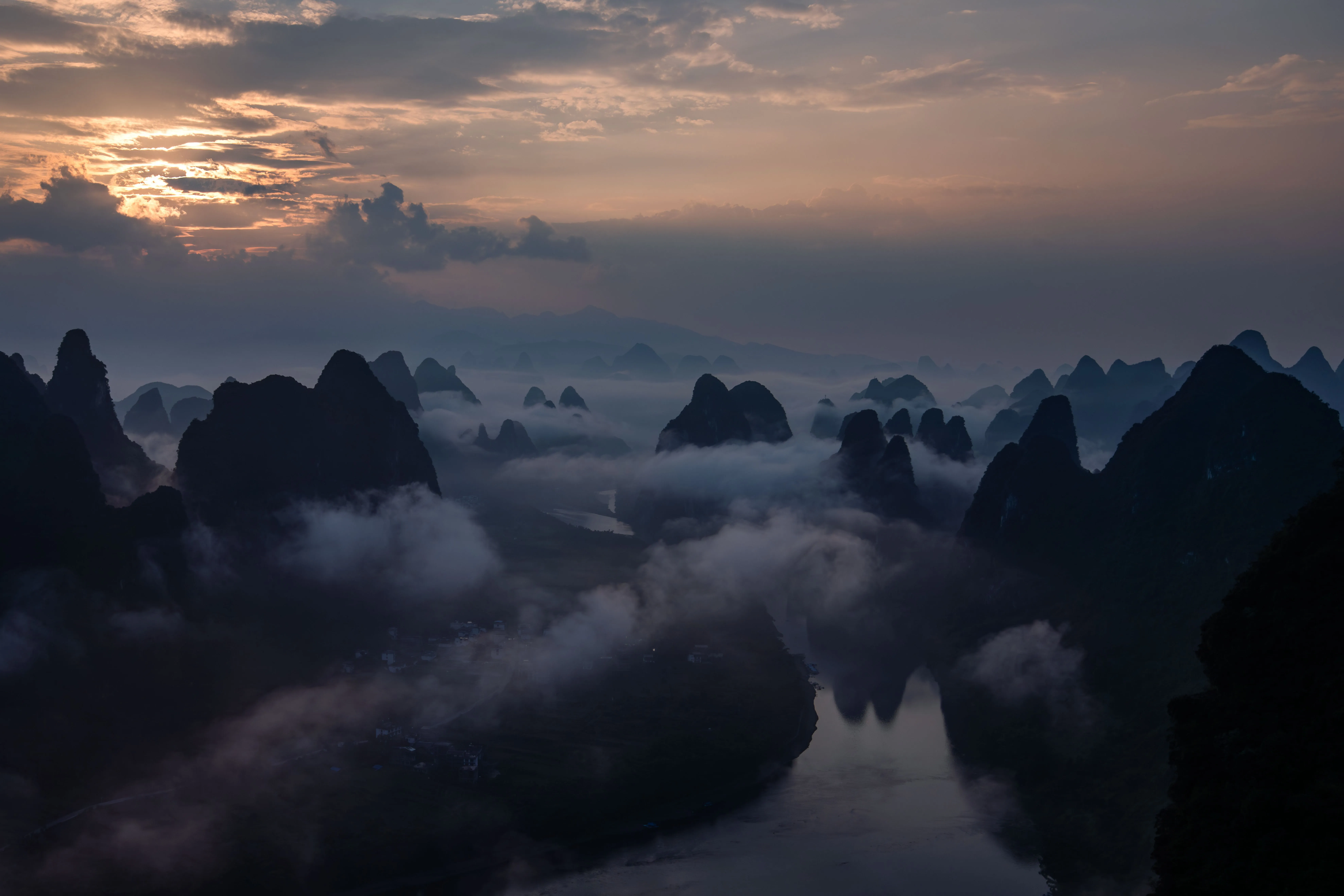 湖泊 雾 山顶 山峦 连绵 国画 国风 神韵 8K壁纸